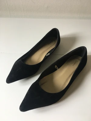 Svart ballerinasko med spetstå  - Svart ballerinasko i mockaimitation & spetstå. Sparsamt använda. 