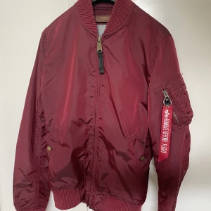 Alpha Industries bomberjacka  - Fin bomberjacka i bra skick  Mitt pris är 450kr men ni får jätte gärna skriva egna priser.  Köpte för 1600kr