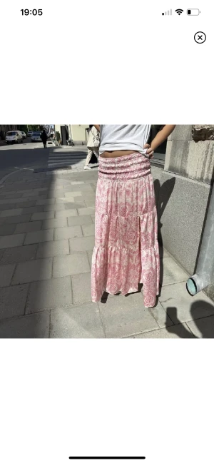 Majekjol - Säljer min helt oanvända maje kjol med lapp kvar! Perfekt nu till sensommaren då den är lång. Slutsåld över allt. Är i storlek 38 men är stretchig så passar 34-38. Hör av er vid frågor💓🤍(lånade bilder)