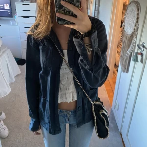 Jeansjacka  - Mörkblå jeansjacka i bra skick🤍