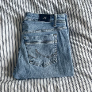 Ltb Jeans Valerie Bootcut - Säljer mina superfina och knappt använda Ltb jeans i modellen valerie bootcut. De är i storlek 28 i midjan och 32 i längden. Köpte för 830 kr :) 