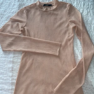 Y2K ihålig baby rosa tröja mesh material - Strlk S | går att matcha med BH, en snygg topp, linne eller t-shirt under beroende på vilken stil man personligen föredrar. | Mesh material 