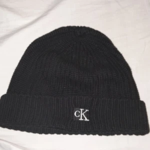 Ck mössa - Säljer min ck mössa eftersom jag inte använder den längre. Mössan har inga skador