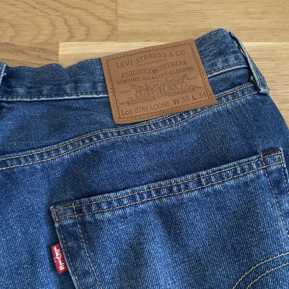 Mörkblåa Levi’s jeans av modellen ”Stay Loose”, väldigt fräscha och snygga jeans som är väldigt bekväma.. Jeans & Byxor.