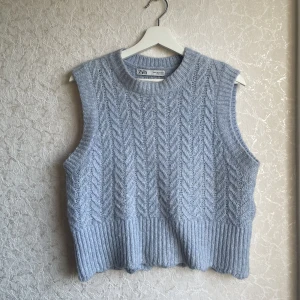 Stickad väst från Zara - Ljusblå stickad väst, lite kortare modell, från Zara i storlek Medium. Använd 1-2gånger sedan inköp.  [Kan skicka paket & Mötas upp] (Samfrakt i 3dagar: om du vill köpa något mer av mig fraktas det tillsammans).
