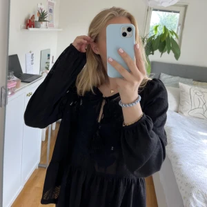 Svart blus - Säljer denna svarta blus i från hm, skriv gärna vid frågor eller för fler bilder🌟