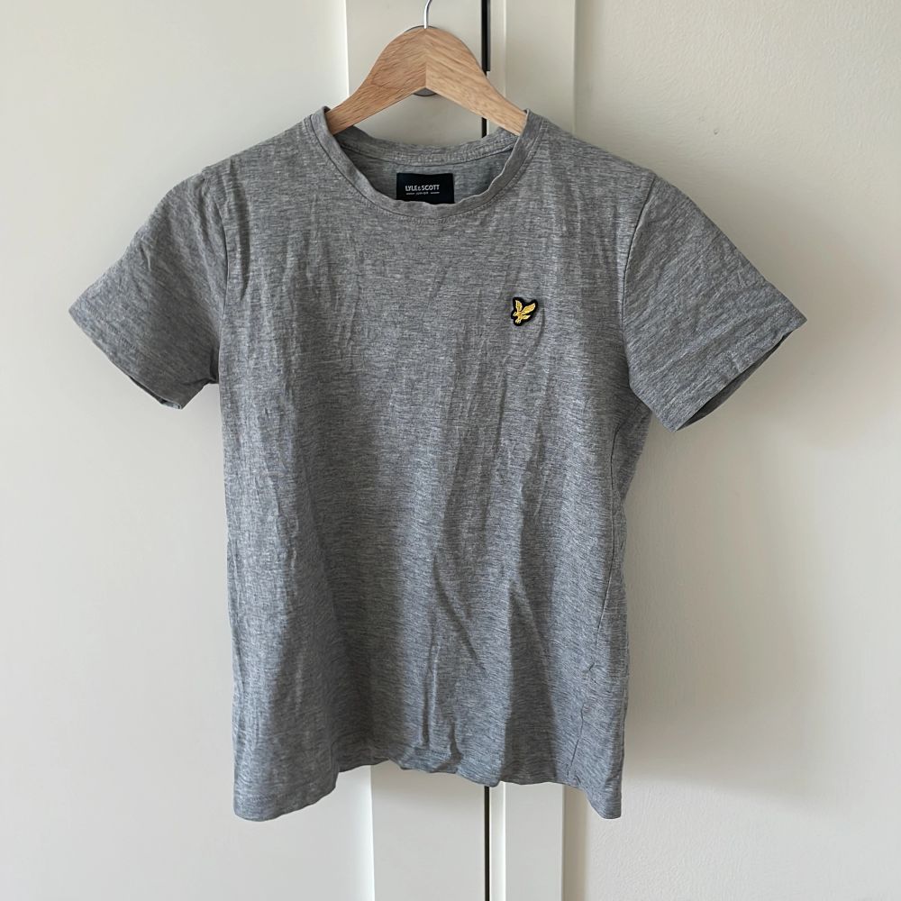 Grå Lyle&Scott T-shirt - Lyle & Scott | Plick Second Hand