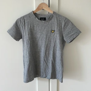 Lyle&Scott T-shirt  - En Lyle&Scott T-shirt köpt från kidsbrandstore, väldigt bra skick. Storleken står 10-11 men är ganska mycket större i storleken så skulle snarare säga 12-13, du står för frakt🤗