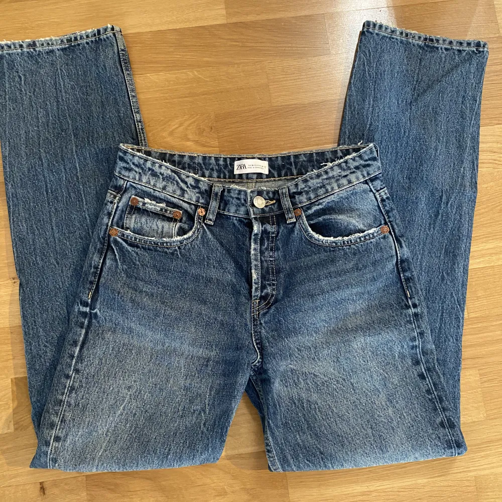 Säljer dessa populära midwaist jeans från zara som inte längre finns i butik. De är i storlek 36. Här av er ifall ni är intresserade 🥰. Jeans & Byxor.