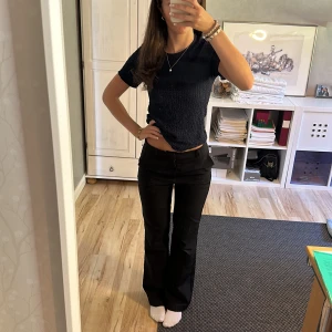 Kostymbyxor  - Kostymbyxor i lätt material från Bikbok.  Fin passform, utsvängda och skulle säga att dem sitter midwaist☺️ Strl 36