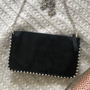 Zara väska nitar 💓 - Så fin zara väska i jättebra skick , nypris 259kr💓 ANVÄND KÖP NU