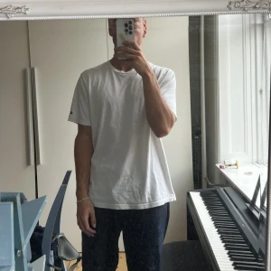 Carhartt tshirt - Carhartt tshirt i fint skick. Helt blank bortsett från loggan på detaljbilden. 