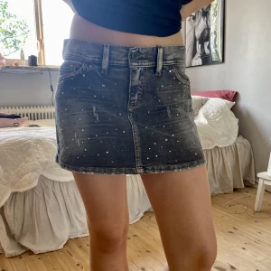 Grå jeanskjol  - Skitcool jeanskjol med detaljer i nyskick! Jag har xs/s i kläder och den sitter bra på mig, möts i Stockholm ❤️❤️