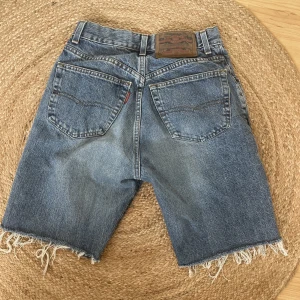 Skit snygga shorts - Jätte coola shorts som är mellan långa! Inga defekter utom små fläckar på framsidan💕