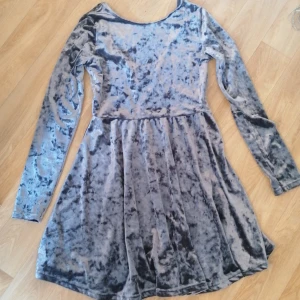 Sammetsklänning  - Säljer denna superfina klänningen! Passar som storlek xs🥰