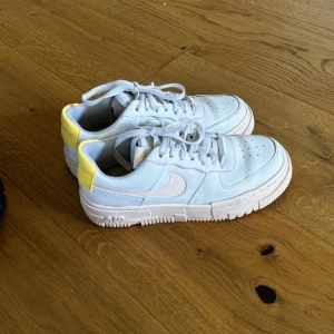 Nike Air  - Nike air i fina färger. Är i bra skick.  