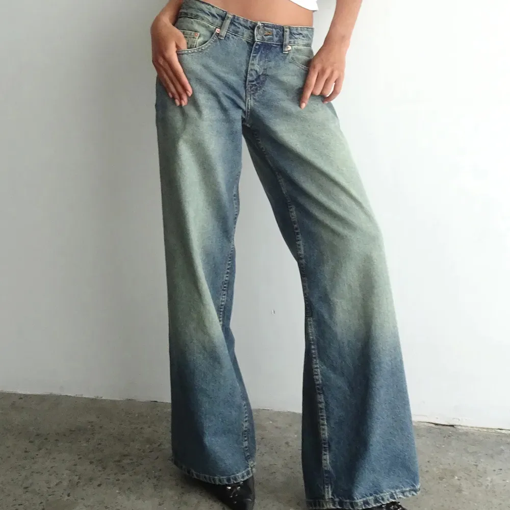 Jätte fina low Waits jeans i grön/blå wash från motel rocks. Inget fel på dom råka bara köpa i fel storlek 👍🏼 (40-42 i svensk storlek 76,2 cm i midjemått och sen ca 81 i längd). Rekommenderar att köpa dom här istället för deras sida pga deras dåliga frakt.. Jeans & Byxor.