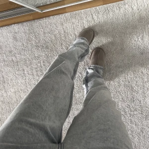 Grå zara jeans  - Säljer nu dessa sjukt snygga grå jeans från zara! Liknar de på andra bilden, ända skillnaden är att dessa är lite ljusare och har en liten cool slit längst ner. Säljer dem för att de inte kommer till någon användning❤️❤️PASSA PÅ DE ÄR GRATIS FRAKT 