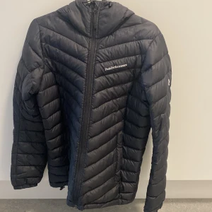 Peak performance jacka - Säljer min peak performance jacka då den inte kommer till användning längre.  Storlek S  Använd men i nytt skick Inga skador!