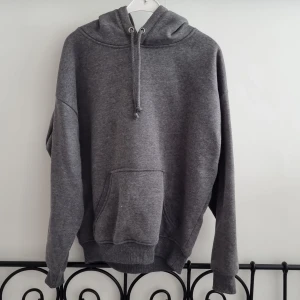 Mörkgrå Hoodie från Bik Bok  - Använd fåtal gånger, storlek xs, mysig inuti.
