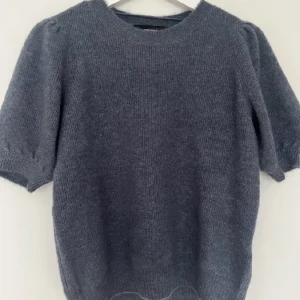 Vero Moda tröja💞 - Super fin och populär vero Moda tröja som är slutsåld. Storlek M men passar s och xs också. Färgen är mörkare i verkligheten💞
