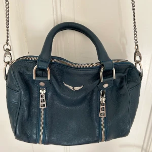 Zadigväska - Gullig mörkblå zsdigväska. Går att göra kedjan kortare genom att vika den dubbelt.