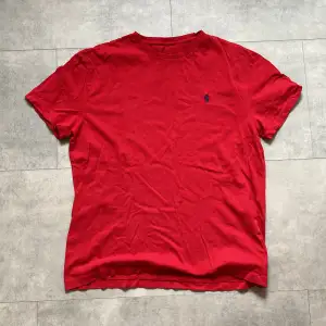 En röd Ralph t-shirt. Endast testad. 