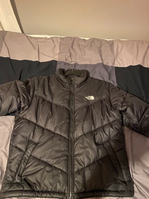 North Face nupste Jacket - Äkta north face puffer jacka!  Inga skador eller liknande som syns! Köptes förra året så har tyvärr inget kvitto!  Säljs för ett bra pris för skicket!  Jag har M och den passar mig väldigt bra!  Pris kan diskuteras 