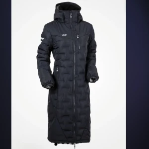 Uhip kappa  - Säljer min Uhip kappa som är sparsamt använd. Då jag köpte för stor storlek!Kappan kostar som ny 3150 kr mitt pris 2500 kr 