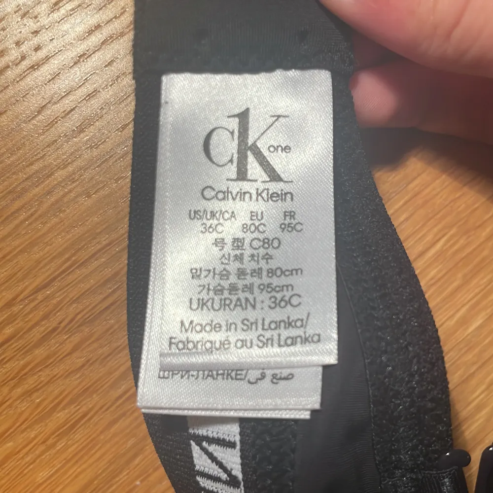 Säljer den här Calvin Klein push up bh:n. 💖Nyskick o helt oavnvänd. Storlek 80C. Kostar vanligtvis 549kr.✨✨. Toppar.