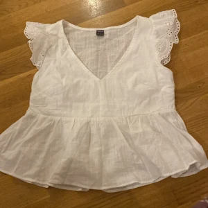 Vit tröja med volang - Jätte fin vit tröja med volang använd typ två gånger är i jätte fint skick
