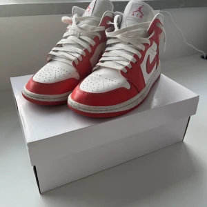 Nike Air Jordan 1 Syracuse Mid - Säljer nu mina super snygga Air Jordan 1 skor då de inte kommer till användning. De är endast använda 3 gånger och är i nyskick. De har inga defekter. Nypris: 2200kr. Skriv vid intresse!