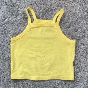 Gult linne - Säljer nu detta gula linne💛. Storlek 122/128 men skulle säga att det också passar 134/140 eftersom det är väldigt stretchigt. Säljer av skäl att det inte kommer till användning längre.❤️ 