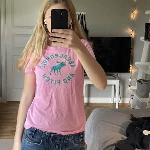 A&F T-shirt - Söt rosa abercombie&fitch t-shirt, i bra skick. Lite nopprig.  Använd helst ”köp nu” alternativet om du vill köpa💕