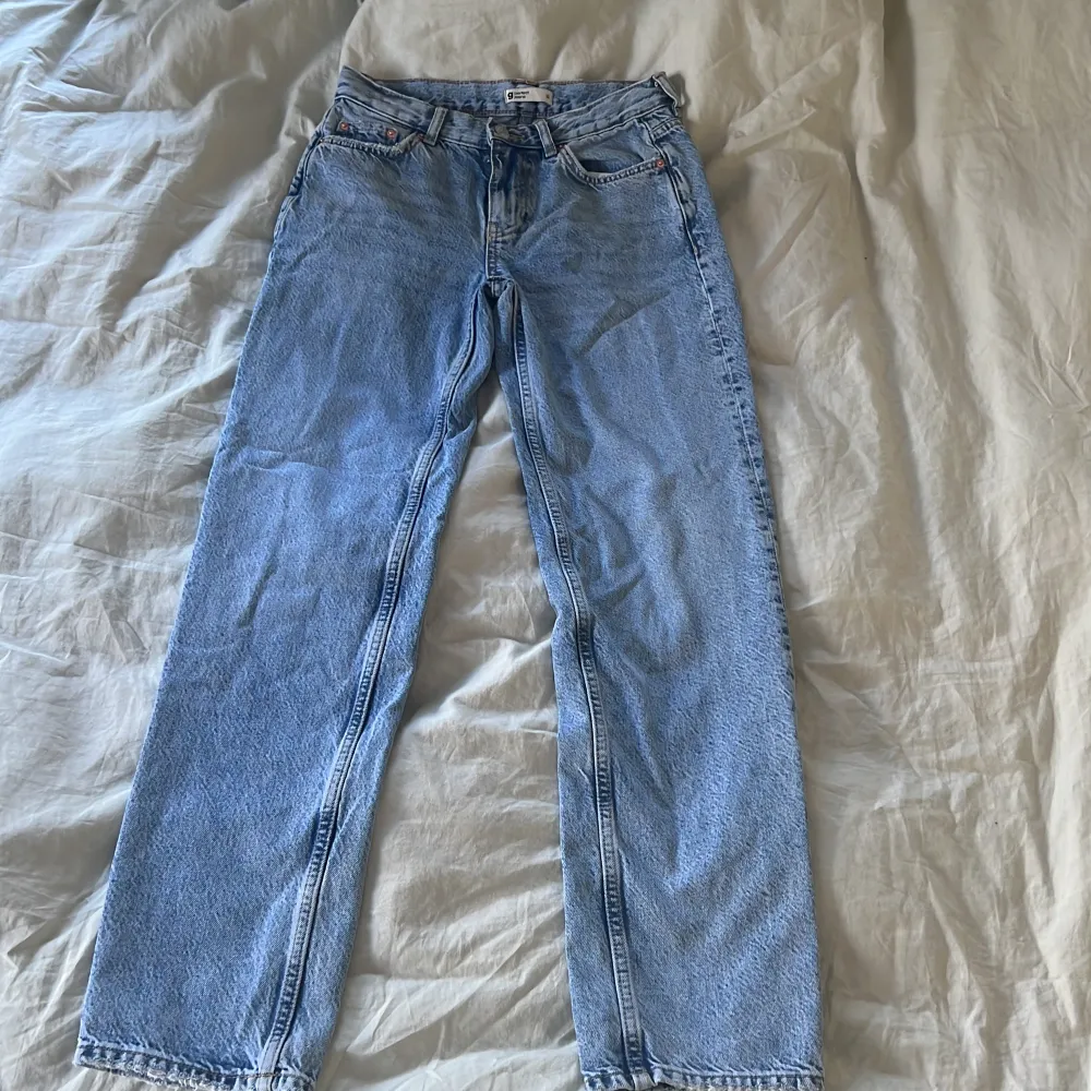 Jag säljer mina jätte snygga Ginatricot jeans som jag köpte förra sommaren men som tyvärr fortfarande är för stora för mig!. Jeans & Byxor.