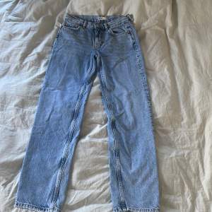 Jag säljer mina jätte snygga Ginatricot jeans som jag köpte förra sommaren men som tyvärr fortfarande är för stora för mig!