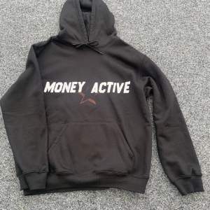Hej! Säljer nu min riktigt feta svarta Money Active hoodie i nyskick då den är för stor för mig och dom inte tog emot returer, den är använd endast 1 gång. Den kostade 500kr ny och har bara hängt i garderoben sen förra sommaren då de va då jag köpte den.🌟