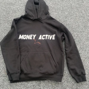Money Active Hoodie - Hej! Säljer nu min riktigt feta svarta Money Active hoodie i nyskick då den är för stor för mig och dom inte tog emot returer, den är använd endast 1 gång. Den kostade 500kr ny och har bara hängt i garderoben sen förra sommaren då de va då jag köpte den.🌟