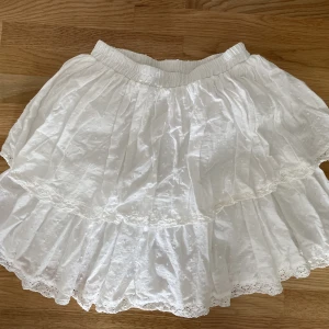 Vit kjol - Vit kjol endast använd en gång. Säljer pga att jag inte använder den. 