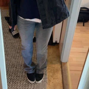 Snygga lågmidjade jeans från gina - jeansen har ett litet hål mellan benen som inte syns, men som lätt går att sy igen💓