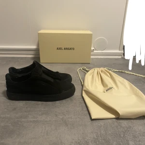 Axel arigato skor - Skick 6/10. Hål innuti skon men syns inte när du har på dig de.