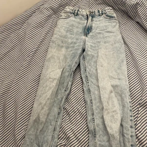 Jeans - Raka jeans som man kan spänna åt vid midjan.