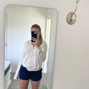 Shorts  - Säljer dessa tygshorts från Abercrombie&Fitch! Mörkblå och väldigt sköna