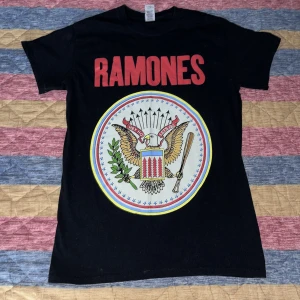 Ramones t-shirt - t-shirt med ramones tryck på framsidan. Manlig strl S, typ M-L i kvinnlig storlek😍bra skick inga defekter