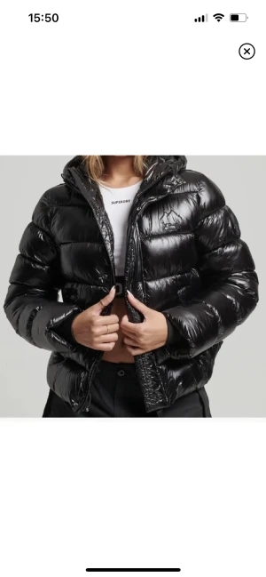 Jacka  - Säljer nu min jacka från Superdry i storlek XS. Använd ett fåtal gånger då de inte gick att skicka tillbaka den, köpt för 1500kr! 🫶🏼 hör av dig för egna bilder