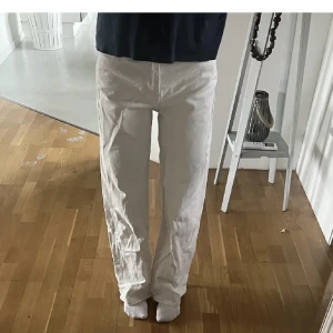 Jeans - Säljer dessa jeansen från lager 157. Nypriset på dem är 300kr och jag säljer dem för 150 + frakt. Ni kan se längden på första bilden, jag är ca 167.