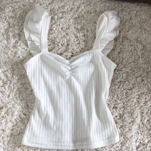 Volang linne - Jättegulligt linne med volanger på axelbanden str xs men är stretchig passar mig som har s