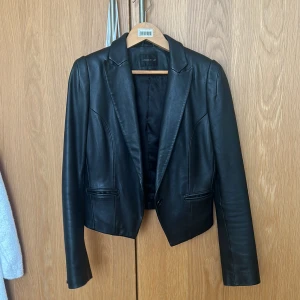 Skinnjacka  - Skinnjacka från Stockh LM storlek 36. Suuupersnygg och i jättebra skick! Köp direkt för 100kr i appen 