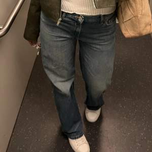 Supersnygga jeans från Zara! Modellen är straight/baggy och har medelhög midja, men kan bäras som lågmidjat med beroende på hur man gillar passformen🩷🩷 De har sällan använts och är i fint skick🫶🏽 Storlek: 38 Köparen står för frakt🌸