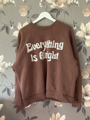 Skön collage tröja - Mjuk och skön tröja!😍 Sparsamt använd, hel och fin! Tar endast Swish och postar så snabbt som möjligt!😍